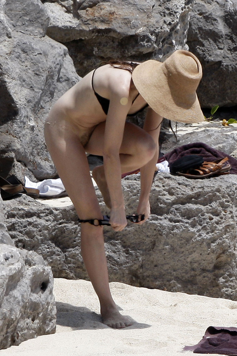 EXCLUSIVE: Charlotte Gainsbourg Relaxing And Changing On The Beach (USA AND OZ ONLY)